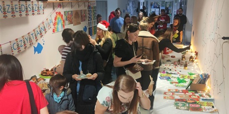 Powiększ grafikę: kiermasz-swiateczny-668800.jpg