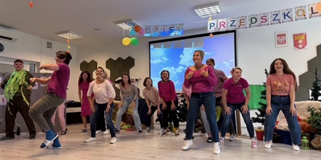 Powiększ grafikę: nauczyciele-dzieciom-trzy-swinki-639866.jpg