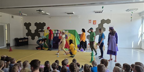 Powiększ grafikę: przedstawienie-rodzice-dzieciom-krolestwo-kolorow-687290.jpg