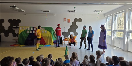 Powiększ grafikę: przedstawienie-rodzice-dzieciom-krolestwo-kolorow-687291.jpg