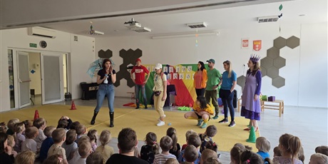 Powiększ grafikę: przedstawienie-rodzice-dzieciom-krolestwo-kolorow-687292.jpg