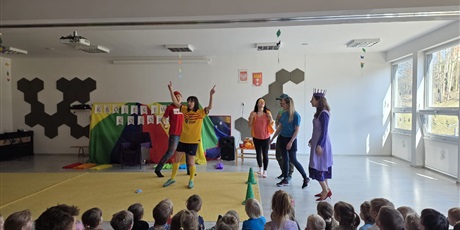 Powiększ grafikę: przedstawienie-rodzice-dzieciom-krolestwo-kolorow-687293.jpg