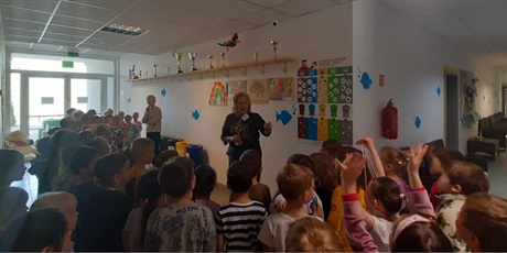 Uczestnicy Turnieju Tańca Towarzyskiego z wygranym Pucharem