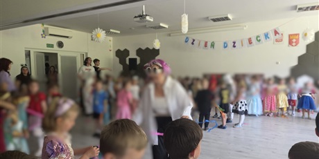 Powiększ grafikę: z-bohaterami-ulubionych-bajek-na-bal-letni-podazam-700899.jpg
