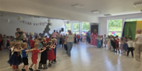 Powiększ grafikę: z-bohaterami-ulubionych-bajek-na-bal-letni-podazam-700904.jpg